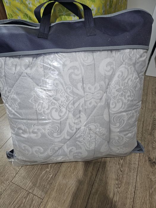Продам одеяло 1.5 ка .всесезоное