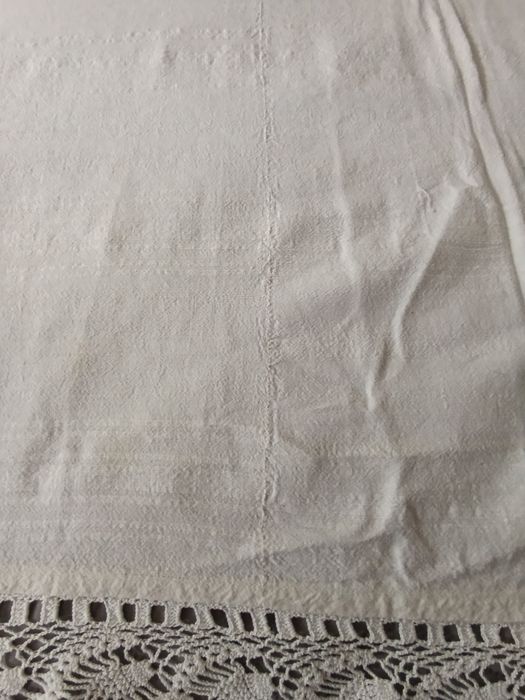 Голяма,  кенарена покривка за маса с ръчно плетена дант