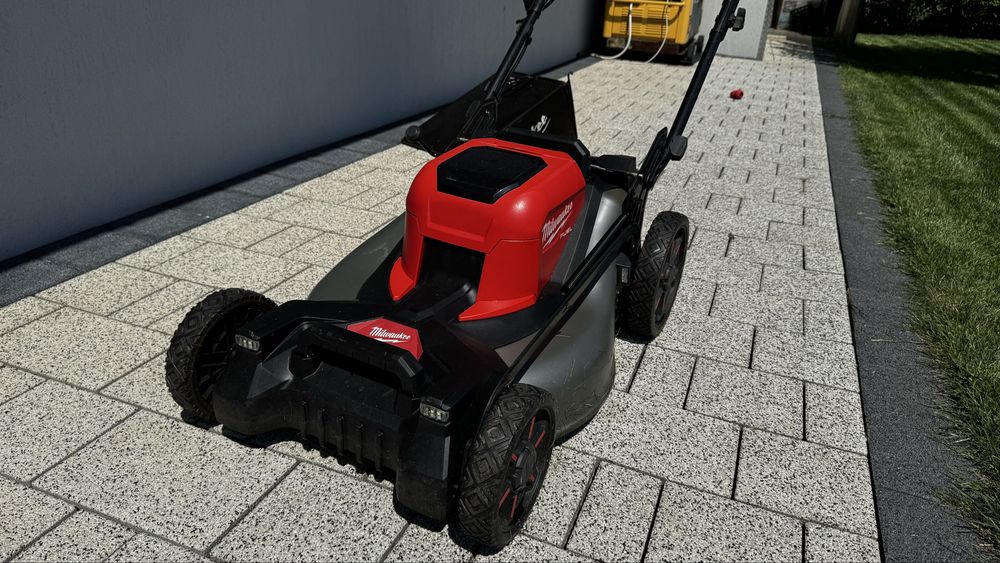 Masina tuns gazon cu acumulatori Milwaukee M18 F2LM53