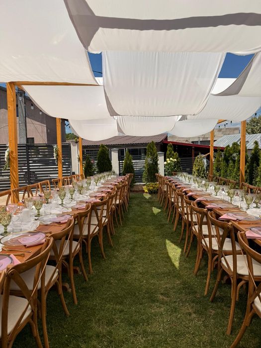 Mese de lemn si scaune pentru evenimente in aer liber