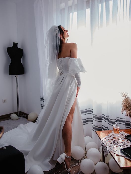 Rochie de mireasa crapata pe picior cu maneci detasabile din tafta