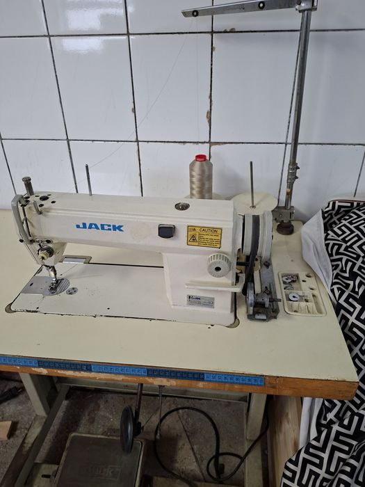Vând mașină de cusut JACK în stare buna de funcționare