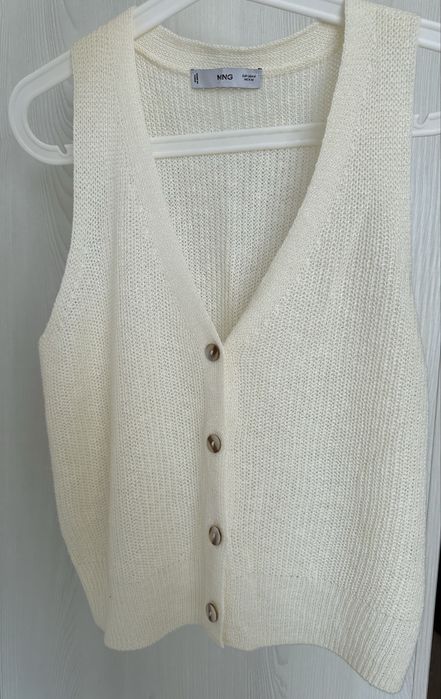 Летняя майка из хлопка, бежевого цвета.