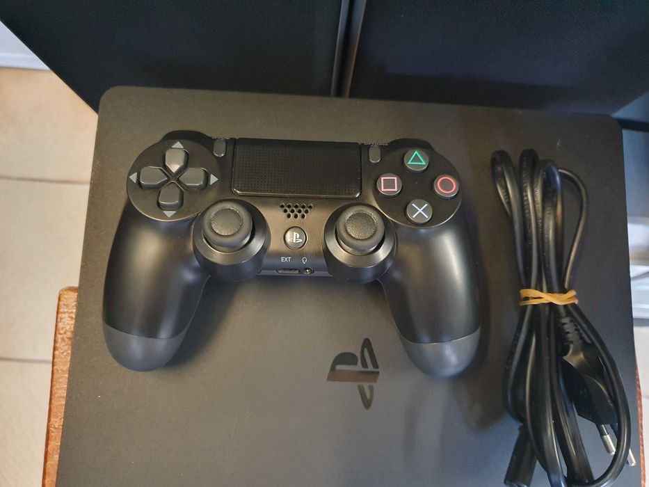 PS4 Play Station 4 Slim 500GB с джойстик и кабели.