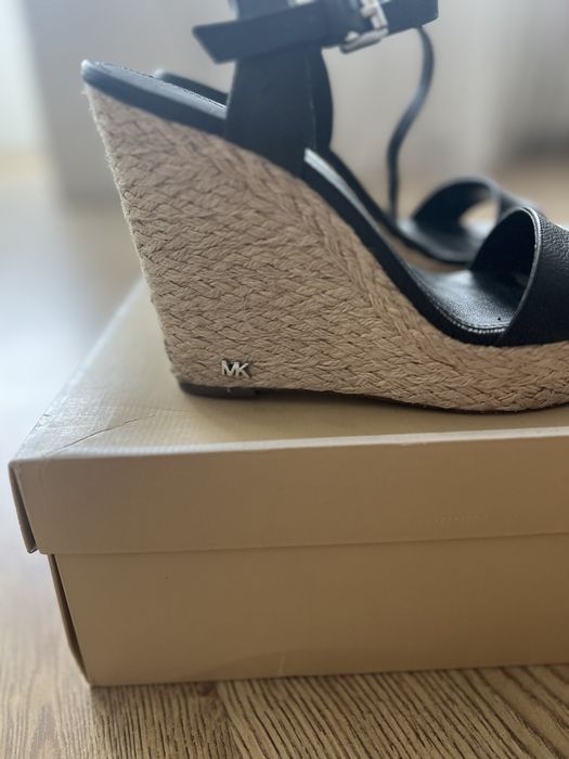 Кожени сандали на платформа Michael Kors размер 38