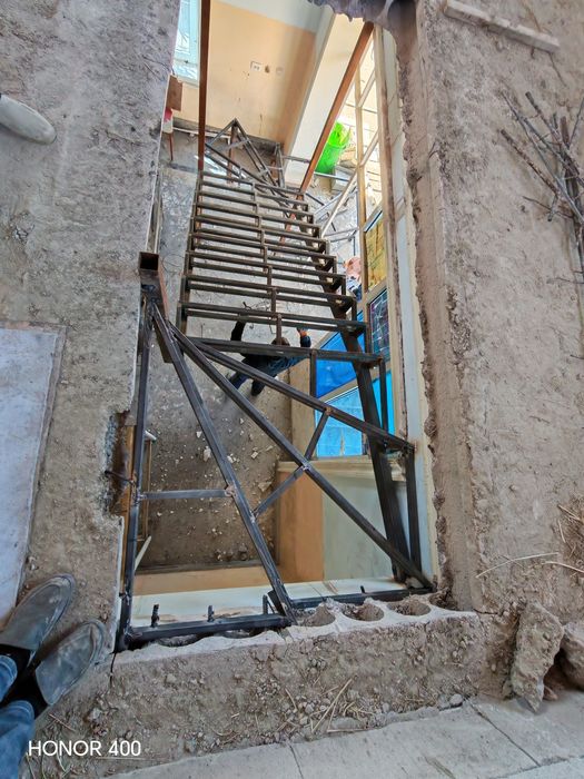 Сварщик работает лестницы навесы перилы zina lesnitsa