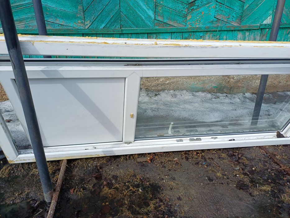 Продам пластиковую дверь