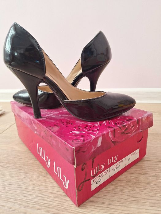 Черни лачени обувки с нисък ток