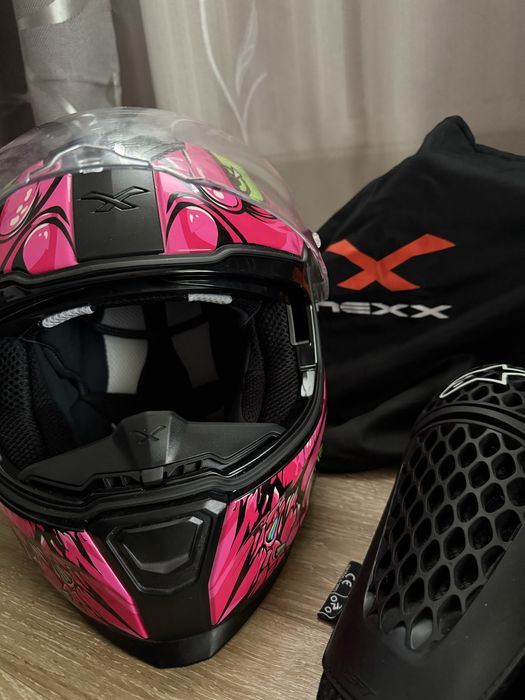 Casca moto NEXX SX.100R ABISAL PINK  & genunchiere moto Aplinestars