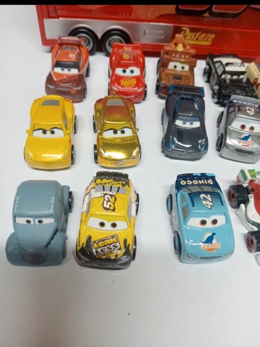 Camion Mack cu mini mașinuțe Cars