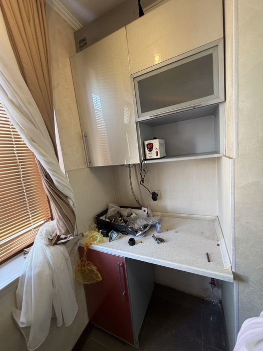 кухонный гарнитур и шкаф