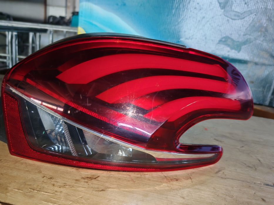 Десен стоп за Peugeot 208