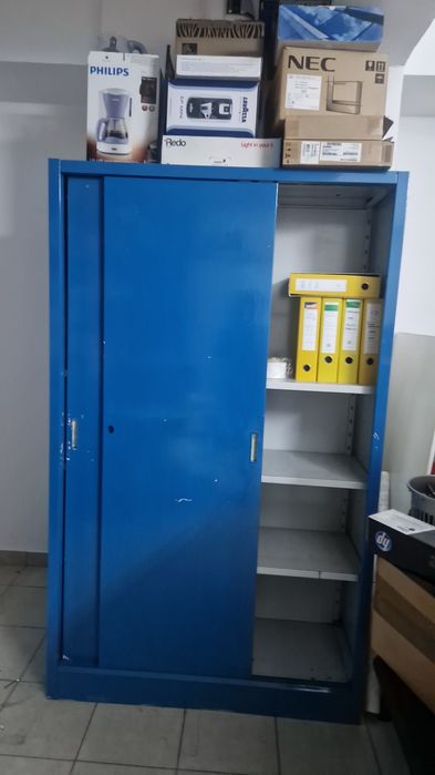 Dulap din tablă cu polite reglabile și rafturi