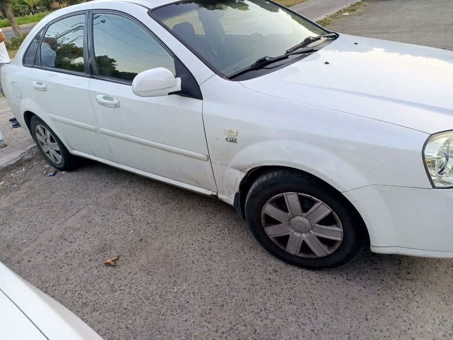 1.8 Lacetti sotiladi