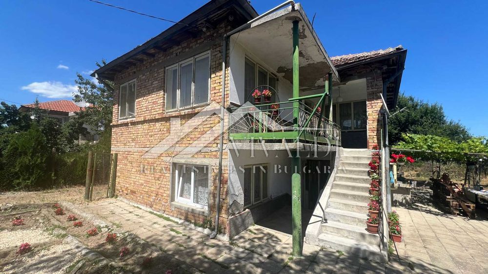 Къща с двор 1050 кв.м в центъра на с. Бенковски, ток, вода