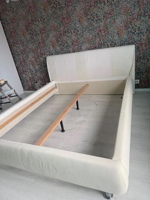 Vand cadru de pat cu tot cu saltea!