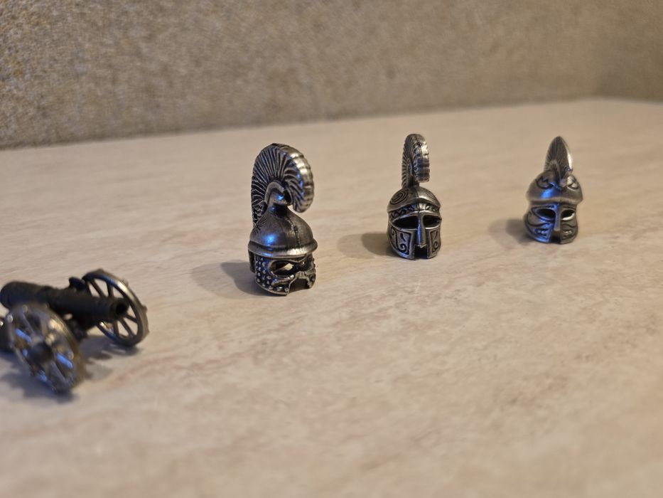 Set decorativ: Coifuri Grecești din Metal + breloc Tun