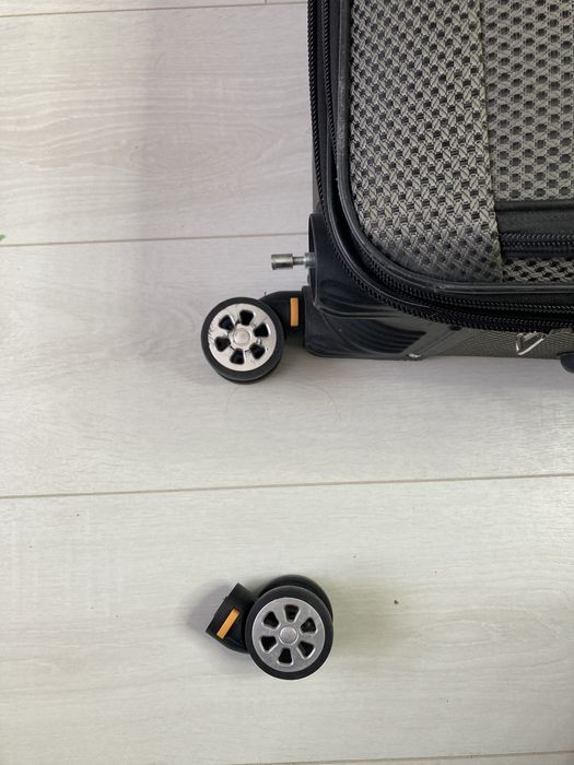 Продам дорожный чемодан