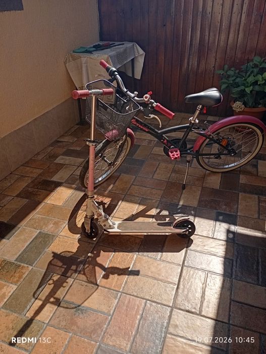 Vând bicicleta B-twin de copii aproape nouă și trotineta manuala