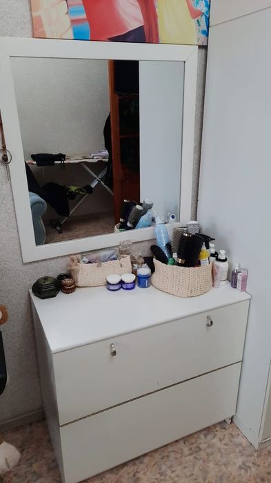 Продам комод,зеркало,тумбы