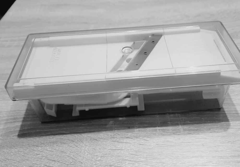 Ретро ,ръчно мулти ренде и порцеланова каничка  от 80-те год