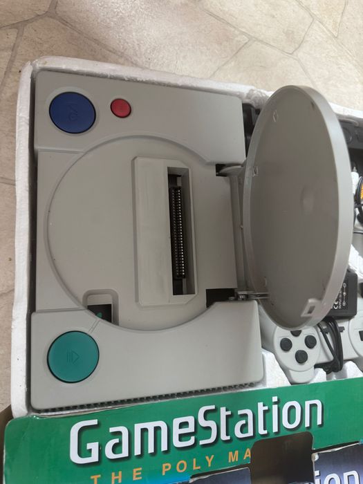 Consola retro game station ,,The Poly Machine''