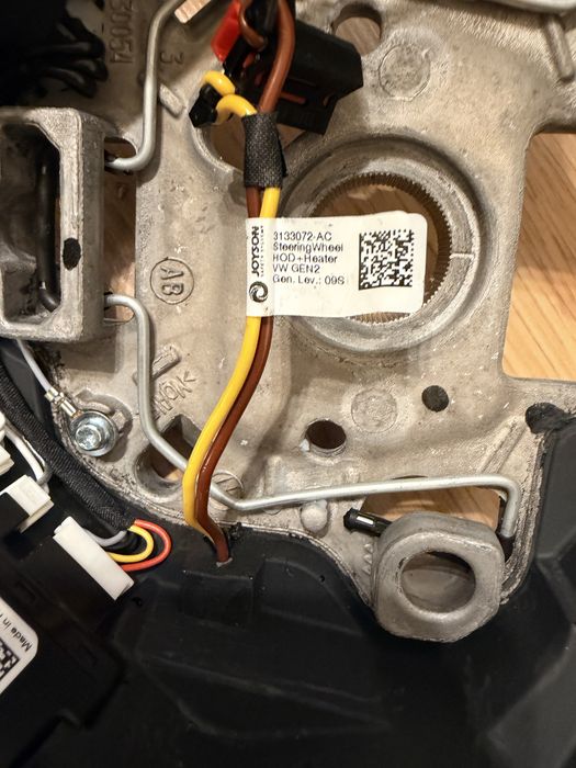 Vand volan Volkswagen R line,nou, mmodeo teşit cu padele si incalzire