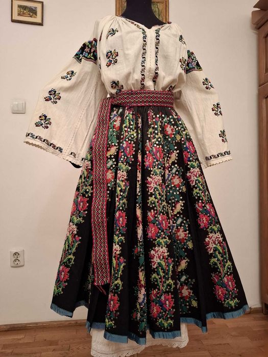 Costum popular Oltenesc – fustă neagră cu flori mari multicolore