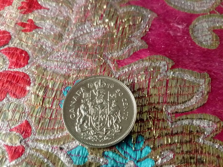 Монета 50 центов канадские