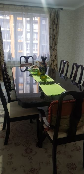 Стол со стульями, гостиная