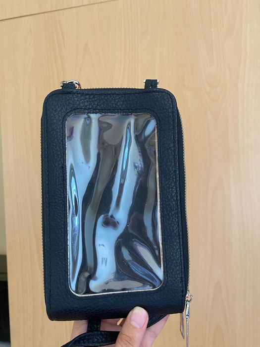 Черна чанта през рамо.Чисто нова е