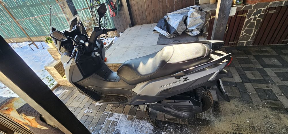 Vând scuter SYM Joymax Z 250 cc – stare excelentă