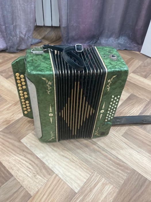 Гармонь , музыкальный инструмент , состояние среднее