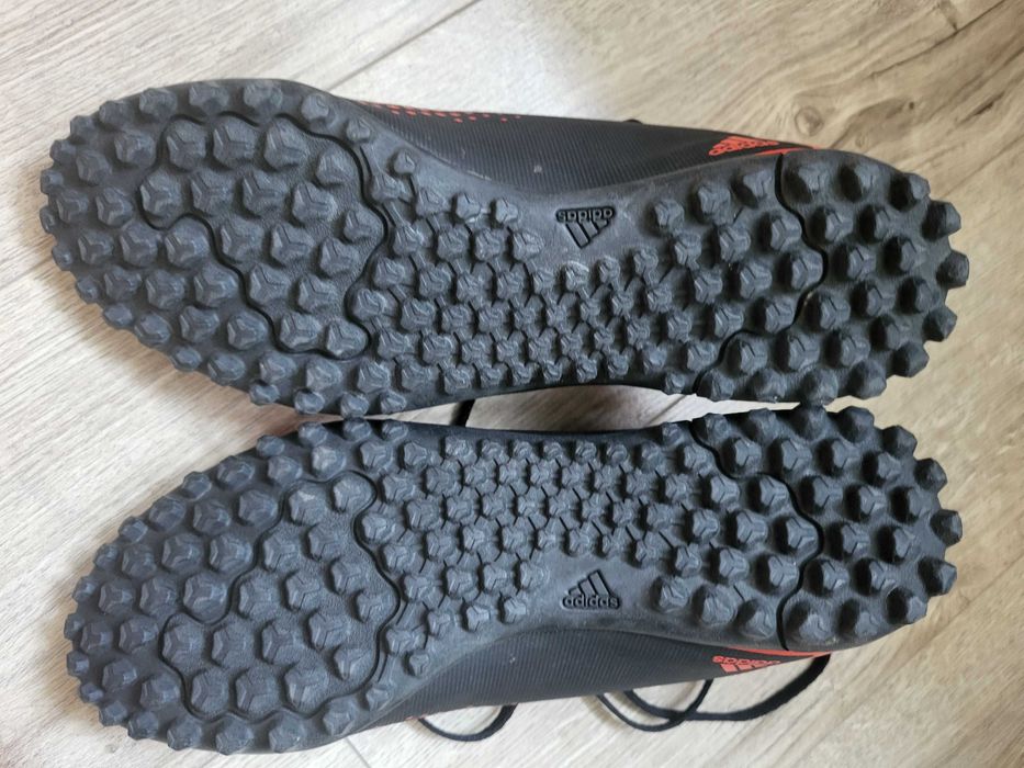 Adidasi fotbal noi marimea 38