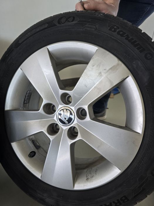 4 бр. Гуми Barum 185/60 R15 84H с алуминиеви лети джанти Skoda