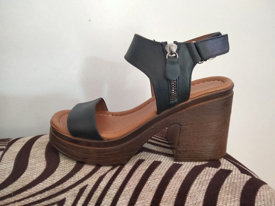 кожаные босоножки на каблуке