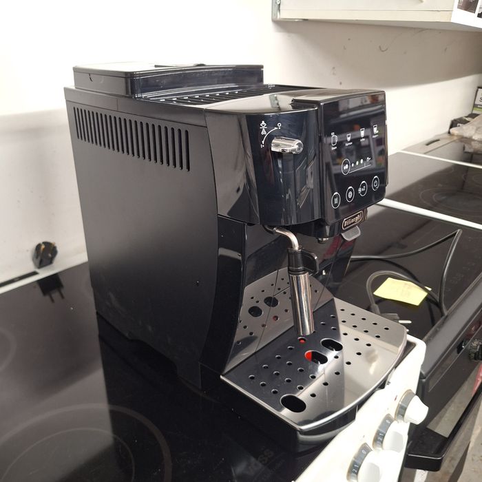 Кафе машина Delonghi Magnifica Start - нова с гаранция