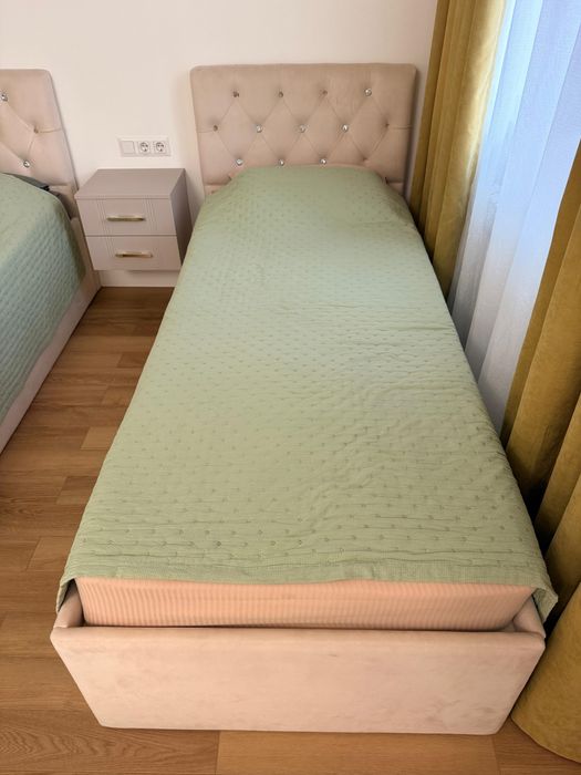 Сатылымда 3 кровать және 2 тумба