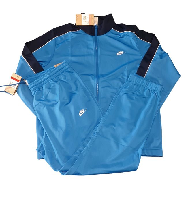 Мъжки Екип Nike

Чисто ново с етикети.

Размер L

Цена 119 лв.