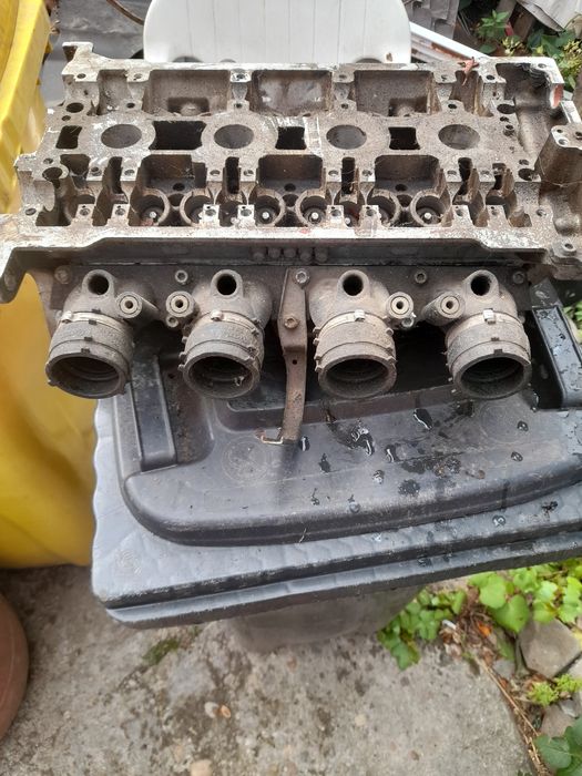 Vind piese motor Audi .