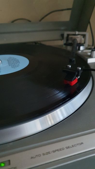 грамофон Hitachi HT-61S, произведен в Япония