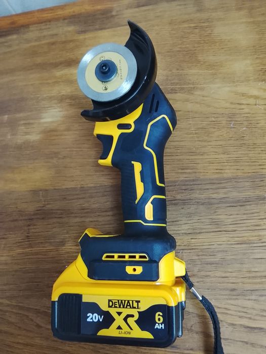 Mini flex DeWalt cu o baterie de 6 A Nou