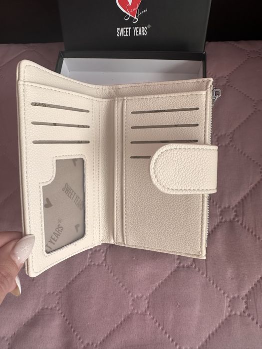 Дамско портмоне в бежов цвят