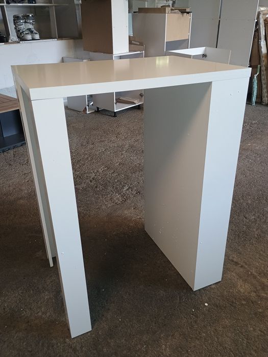 Бар маса с рафтове