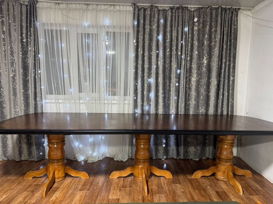 Стол гостинный деревянный