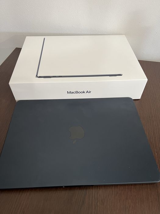 Amanet Royal CB: Macbook Air M2 13.6inch ca nou 21cicluri fullbox