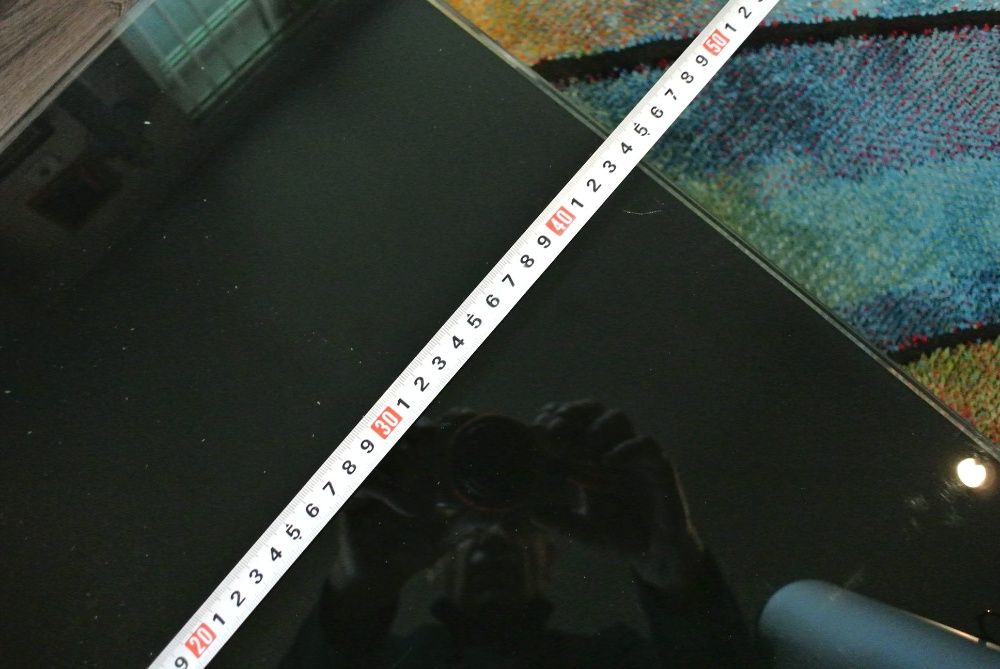 Фирмена стъклена маса за телевизор до 42 инча.