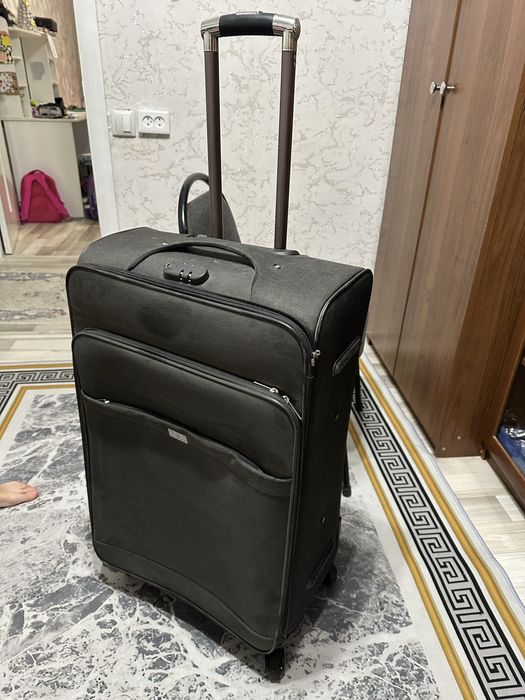 Чемодан на колесиках большой