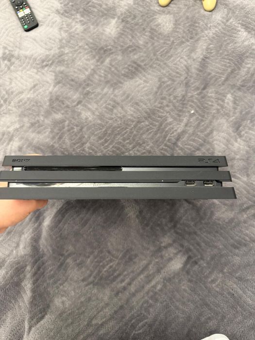 Ps4 pro , maneta aurie , jocuri incluse