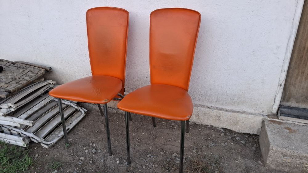 2 scaune piele, portocaliu cu structură metalică  cromată